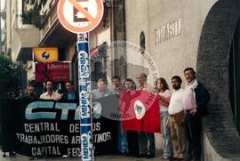 Embaixada brasileira no julgamento de José Rainha (Argentina, 1999) [fotografia] / Fotógrafo(a) : Carlos Calvo. -- Ref.: BR-SPMST_MST-SN-CIN_AMP_001091-008817-RIT.