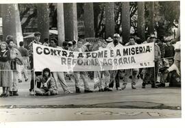 Marcha contra o Desemprego (Brasil, [sem data]) [fotografia] / Fotógrafo(a) : Douglas Mansur. -- Ref.: BR-SPMST_MST-SN-CIN_AMP_001423-011482-MAC.