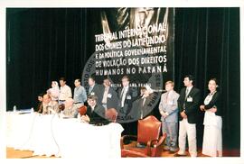Tribunal Internacional dos Crimes do Latifúndio e da Política Governamental de Violação dos Direitos Humanos (Curitiba-PR, 02 mai. 2001) [fotografia] / Fotógrafo(a) : Douglas Mansur. -- Ref.: BR-SPMST_MST-SN-CIN_AMP_000135-001017-ACS.