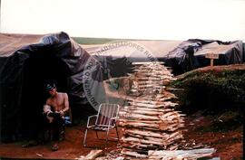 Acampamento do MST [sem identificação] (Cruz Alta-RS, [sem data]) [fotografia] / Fotógrafo(a) : Ripper ; Imagens da Terra. -- Ref.: BR-SPMST_MST-SN-CIN_AMP_000100-000724-ACP.