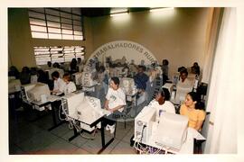 Curso de Internet (São Paulo (Estado), [sem data]) [fotografia] / Fotógrafo(a) : Douglas Mansur. -- Ref.: BR-SPMST_MST-SN-CIN_AMP_000857-005703-CUR.
