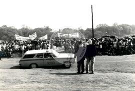Protesto contra a violência da PM na "Fazenda Annoni" (Rio Grande do Sul, 02 out. 1986) [fotografia] / Fotógrafo(a) : Karine Emerich. -- Ref.: BR-SPMST_MST-SN-CIN_AMP_000452-002600-AMT.