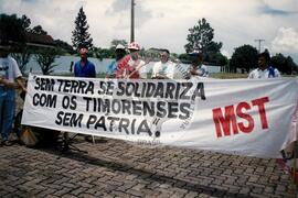 Manifestação na Embaixada da Indonésia pró Timor Leste (Brasília-DF, 10 dez. 1996) [fotografia] / Fotógrafo(a) : Arquivo MST. -- Ref.: BR-SPMST_MST-SN-CIN_AMP_001133-009367-RIT.