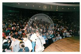 Tribunal Internacional dos Crimes do Latifúndio e da Política Governamental de Violação dos Direitos Humanos (Curitiba-PR, 02 mai. 2001) [fotografia] / Fotógrafo(a) : Douglas Mansur. -- Ref.: BR-SPMST_MST-SN-CIN_AMP_000135-001034-ACS.