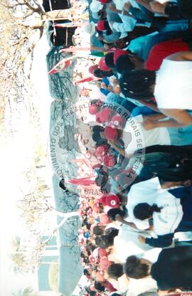 Mobilização em Brasília durante a Jornada Nacional "Acampamento Nacional Eldorado dos Carajás" (Brasília-DF, 03 set. 2001) [fotografia] / Fotógrafo(a) : Gildo Aguiar. -- Ref.: BR-SPMST_MST-SN-CIN_AMP_001918-014421-SJM.