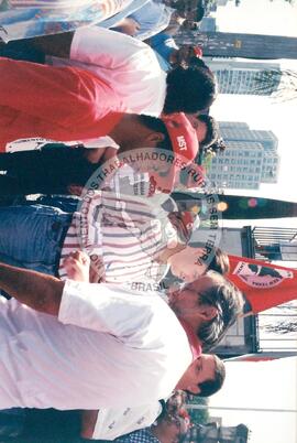 Chegada da Marcha Nacional à Brasília (Brasília-DF, fev. 1997) [fotografia] / Fotógrafo(a) : Douglas Mansur ; Paulo P. Lima. -- Ref.: BR-SPMST_MST-SN-CIN_AMP_001397-011054-MAC.