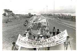 Caminhada Dourados a Campo Grande (Mato Grosso do Sul, 1993) [fotografia] / Fotógrafo(a) : Douglas Mansur. -- Ref.: BR-SPMST_MST-SN-CIN_AMP_001413-011432-MAC.