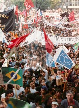 Manifestação pró Impechment - UNE E CUT (São Paulo (Estado), 25 ago. 1992) [fotografia] / Fotógrafo(a) : Juan Pezzeto. -- Ref.: BR-SPMST_MST-SN-CIN_AMP_000384-002080-AMT.