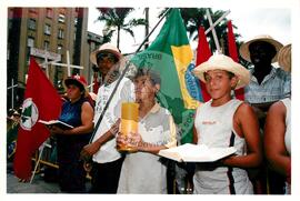 Mobilização para Marcha das Mulheres do acampamento "Terra sem males" do MST na Praça da Sé (São Paulo-SP, 08 mar. 2002) [fotografia] / Fotógrafo(a) : Arquivo MST. -- Ref.: BR-SPMST_MST-SN-CIN_AMP_000399-002268-AMT.