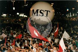 Ato na praça Charles Muller (São Paulo-SP, [sem data]) [fotografia] / Fotógrafo(a) : Arquivo MST. -- Ref.: BR-SPMST_MST-SN-CIN_AMP_000406-002343-AMT.