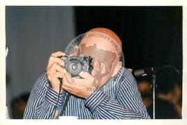 Sebastião Salgado (Mato Grosso do Sul, [sem data]) [fotografia] / Fotógrafo(a) : Douglas Mansur ; Paulo Lima. -- Ref.: BR-SPMST_MST-SN-CIN_AMP_001700-012702-PER.