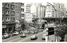 Caminhada dos Sem Terras (São Paulo (Estado), 1988) [fotografia] / Fotógrafo(a) : Douglas Mansur. -- Ref.: BR-SPMST_MST-SN-CIN_AMP_001419-011444-MAC.