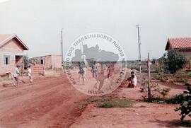 Assentamento no lote 153 do MST [sem identificação] (Itapeva-SP, 1993) [fotografia] / Fotógrafo(a) : Arquivo MST ; Bernado Fernandes. -- Ref.: BR-SPMST_MST-SN-CIN_AMP_000347-001654-ASS.