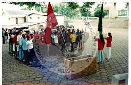 Tribunal Internacional dos Crimes do Latifúndio e da Política Governamental de Violação dos Direitos Humanos (Curitiba-PR, 02 mai. 2001) [fotografia] / Fotógrafo(a) : Douglas Mansur. -- Ref.: BR-SPMST_MST-SN-CIN_AMP_000135-001006-ACS.