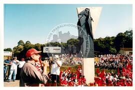 Inauguração do Monumento em homenagem a Antônio Tavares Pereira (Curitiba-PR, 01 mai. 2001) [fotografia] / Fotógrafo(a) : Douglas Mansur. -- Ref.: BR-SPMST_MST-SN-CIN_AMP_001025-008003-ELF.
