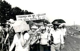 Protesto contra a violência da PM na "Fazenda Annoni" (Rio Grande do Sul, 02 out. 1986) [fotografia] / Fotógrafo(a) : Karine Emerich. -- Ref.: BR-SPMST_MST-SN-CIN_AMP_000452-002616-AMT.
