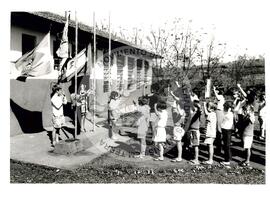 Escola em assentamento (Santa Catarina, 1997) [fotografia] / Fotógrafo(a) : Arquivo MST. -- Ref.: BR-SPMST_MST-SN-CIN_AMP_000887-006215-EDU.