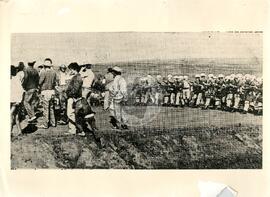 Polícia Militar cerca e agride acampados da Fazenda Annoni (Sarandi-RS, 29 set. 1986) [fotografia] / Fotógrafo(a) : Jurandir Silveira. -- Ref.: BR-SPMST_MST-SN-CIN_AMP_001763-012871-VPP.