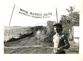 Assentamento "Ronda Alta" do MST (Rio Grande do Sul, 1983) [fotografia] / Fotógrafo(a) : Arquivo MST. -- Ref.: BR-SPMST_MST-SN-CIN_AMP_000188-001329-ASS.
