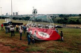 Plantio de árvores no Dia da Árvore no Parque das Nações Indígenas (Mato Grosso do Sul, 21 set. 1999) [fotografia] / Fotógrafo(a) : Marcial G. Congo. -- Ref.: BR-SPMST_MST-SN-CIN_AMP_000610-003468-AMT.