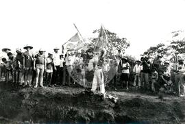 Protesto contra a violência da PM na "Fazenda Annoni" (Rio Grande do Sul, 02 out. 1986) [fotografia] / Fotógrafo(a) : Karine Emerich. -- Ref.: BR-SPMST_MST-SN-CIN_AMP_000452-002614-AMT.