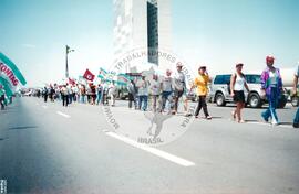 Mobilização em Brasília durante a Jornada Nacional "Acampamento Nacional Eldorado dos Carajás" (Brasília-DF, 03 set. 2001) [fotografia] / Fotógrafo(a) : Gildo Aguiar. -- Ref.: BR-SPMST_MST-SN-CIN_AMP_001918-014381-SJM.