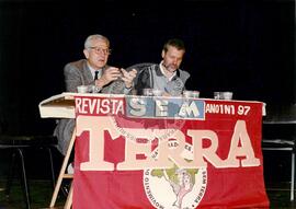 Lançamento da Revista Sem Terra (São Paulo (Estado), 03 jul. 1997) [fotografia] / Fotógrafo(a) : Francisca P. Montejo ; Saulo Pompermayer ; Douglas Mansur ; . -- Ref.: BR-SPMST_MST-SN-CIN_AMP_000692-003895-ARV.