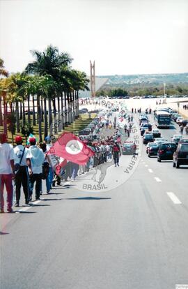 Mobilização em Brasília durante a Jornada Nacional "Acampamento Nacional Eldorado dos Carajás" (Brasília-DF, 03 set. 2001) [fotografia] / Fotógrafo(a) : Gildo Aguiar. -- Ref.: BR-SPMST_MST-SN-CIN_AMP_001918-014393-SJM.