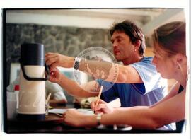 Grupo do Krisis na Secretaria Nacional (São Paulo (Estado), [sem data]) [fotografia] / Fotógrafo(a) : Leonardo Duarte. -- Ref.: BR-SPMST_MST-SN-CIN_AMP_000677-003837-ARV.