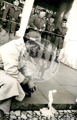 Vigília contra o Massacre de Columbiara (Rio Grande do Sul, ago. 1995) [fotografia] / Fotógrafo(a) : [sem autoria]. -- Ref.: BR-SPMST_MST-SN-CIN_AMP_000469-002737-AMT.