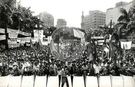 Mobilização no 1º de Maio na Praça da Sé (São Paulo-SP, 01 mai. 1986) [fotografia] / Fotógrafo(a) : Regina Vilela. -- Ref.: BR-SPMST_MST-SN-CIN_AMP_000366-001758-AMT.