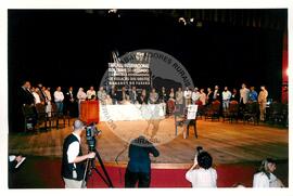 Tribunal Internacional dos Crimes do Latifúndio e da Política Governamental de Violação dos Direitos Humanos (Curitiba-PR, 02 mai. 2001) [fotografia] / Fotógrafo(a) : Douglas Mansur. -- Ref.: BR-SPMST_MST-SN-CIN_AMP_000135-001036-ACS.