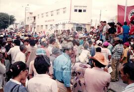 Manifestação após despejo da PM (Arco Verde-PE, 1991) [fotografia] / Fotógrafo(a) : Reginaldo Pacheco. -- Ref.: BR-SPMST_MST-SN-CIN_AMP_000544-003056-AMT.