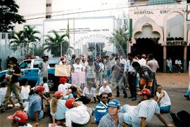 Manifestação em frente ao INCRA (Campo Grande-MS, [sem data]) [fotografia] / Fotógrafo(a) : Marcial G. Congo. -- Ref.: BR-SPMST_MST-SN-CIN_AMP_000614-003480-AMT.