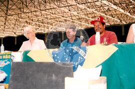 Entrega do resultado do plesbicito da ALCA atividades nacionais conjuntas (Distrito Federal (Brasil), 16 set. 2001) [fotografia] / Fotógrafo(a) : Gildo Aguiar. -- Ref.: BR-SPMST_MST-SN-CIN_AMP_000586-003299-AMT.