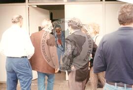 Encontro de Diolinda com personalidades no presídio Carandiru (São Paulo-SP, nov. 1995) [fotografia] / Fotógrafo(a) : [sem autoria] ; Renata Jubram. -- Ref.: BR-SPMST_MST-SN-CIN_AMP_000670-003787-ARV.