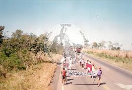 Caminhada pela Reforma Agrária (Mato Grosso, jul. 1996) [fotografia] / Fotógrafo(a) : Arquivo MST. -- Ref.: BR-SPMST_MST-SN-CIN_AMP_001415-011439-MAC.