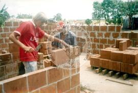 Assentamento "Justino" do MST - construção civil (Santa Catarina, [sem data]) [fotografia] / Fotógrafo(a) : Arquivo MST. -- Ref.: BR-SPMST_MST-SN-CIN_AMP_000203-001519-ASS.