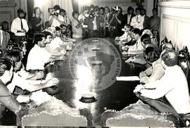 Lavradores com Jair Soares e Parlamentares (Distrito Federal (Brasil), [sem data]) [fotografia] / Fotógrafo(a) : [sem autoria]. -- Ref.: BR-SPMST_MST-SN-CIN_AMP_000643-003642-ARV.