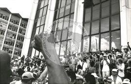 Mobilização do MST no Ministério do Trabalho (Rio Grande do Sul, [sem data]) [fotografia] / Fotógrafo(a) : Débora Lerrer. -- Ref.: BR-SPMST_MST-SN-CIN_AMP_000475-002758-AMT.