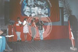 Encontro Estadual do MST, 10o (Fortaleza-CE, dez. 1998) [fotografia] / Fotógrafo(a) : Arquivo MST. -- Ref.: BR-SPMST_MST-SN-CIN_AMP_001001-007827-ENC.