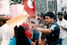 Manifestação em frente ao INCRA (Campo Grande-MS, [sem data]) [fotografia] / Fotógrafo(a) : Marcial G. Congo. -- Ref.: BR-SPMST_MST-SN-CIN_AMP_000614-003481-AMT.