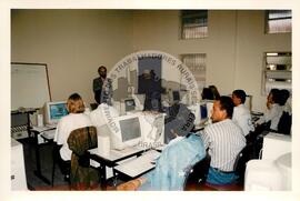 Curso de Internet (São Paulo (Estado), [sem data]) [fotografia] / Fotógrafo(a) : Douglas Mansur. -- Ref.: BR-SPMST_MST-SN-CIN_AMP_000857-005702-CUR.