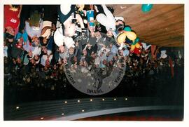 Mística de Abertura do Tribunal (Curitiba-PR, 02 mai. 2001) [fotografia] / Fotógrafo(a) : Douglas Mansur. -- Ref.: BR-SPMST_MST-SN-CIN_AMP_001917-014336-SJM.