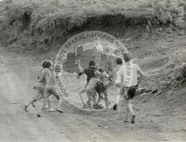 Assentamento "Derrubada" do MST (Ponte Serrada-SC, jan. 1986) [fotografia] / Fotógrafo(a) : Milton Soares. -- Ref.: BR-SPMST_MST-SN-CIN_AMP_000190-001342-ASS.