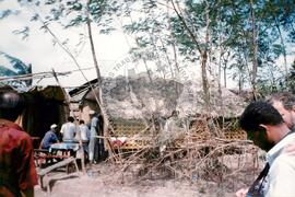 Viagem de Joelson, Ênio e João Pedro (Ásia, 1996) [fotografia] / Fotógrafo(a) : [sem autoria]. -- Ref.: BR-SPMST_MST-SN-CIN_AMP_001138-009509-RIT.