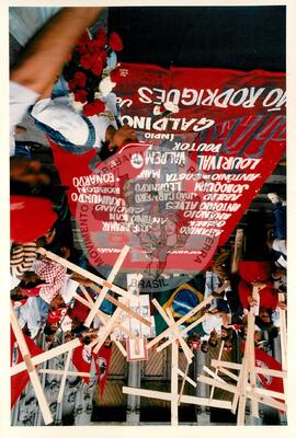 Mobilização (São Paulo-SP, 17 abr. 1988) [fotografia] / Fotógrafo(a) : Douglas Mansur. -- Ref.: BR-SPMST_MST-SN-CIN_AMP_000373-001943-AMT.