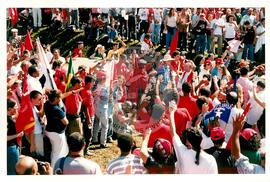 Inauguração do Monumento em homenagem a Antônio Tavares Pereira (Curitiba-PR, 01 mai. 2001) [fotografia] / Fotógrafo(a) : Douglas Mansur. -- Ref.: BR-SPMST_MST-SN-CIN_AMP_001025-008006-ELF.