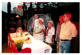 Mobilização para Marcha das Mulheres do acampamento "Terra sem males" do MST na Praça da Sé (São Paulo-SP, 08 mar. 2002) [fotografia] / Fotógrafo(a) : Arquivo MST. -- Ref.: BR-SPMST_MST-SN-CIN_AMP_000399-002237-AMT.
