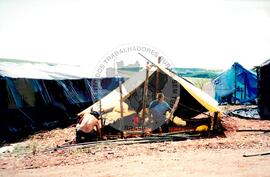 Acampamento " Nova Canudos- Fazenda Engenheiro D'Agua" do MST (Porto Feliz-SP, fev. 1999) [fotografia] / Fotógrafo(a) : Douglas Mansur. -- Ref.: BR-SPMST_MST-SN-CIN_AMP_000046-000236-ACP.